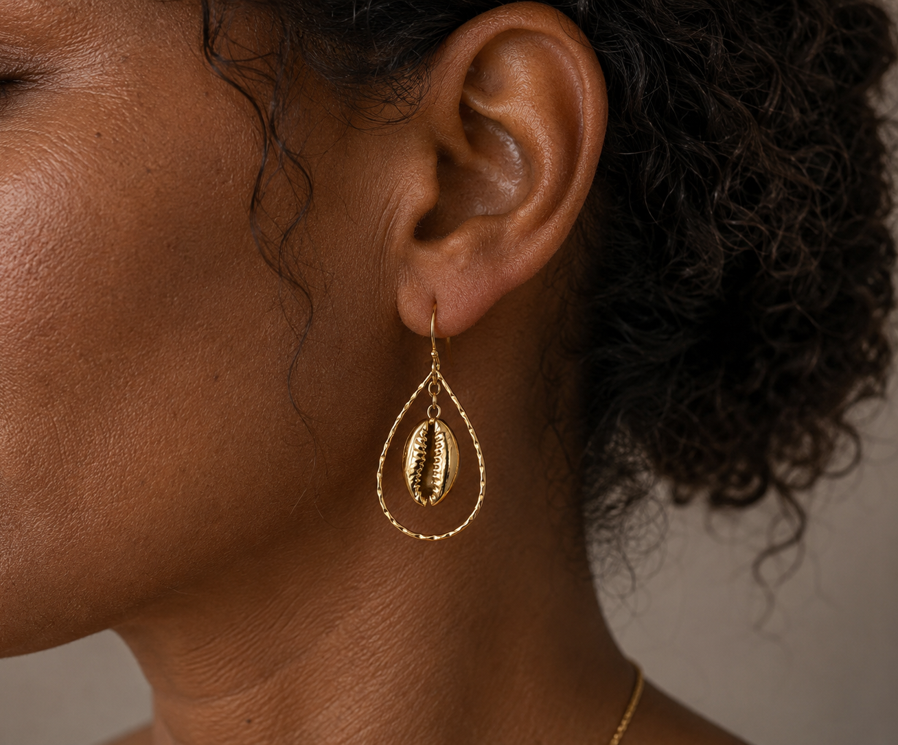 
                  
                    Oceanus Cowrie Earrings – Gold Cowrie Shell Drop Earrings
                  
                