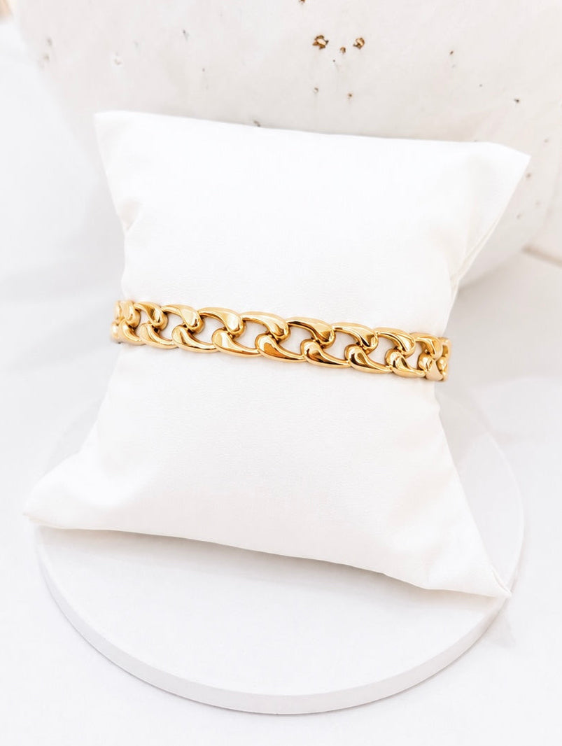 
                  
                    Close-up of the Marais Gold Curb Chain Bangle
                  
                