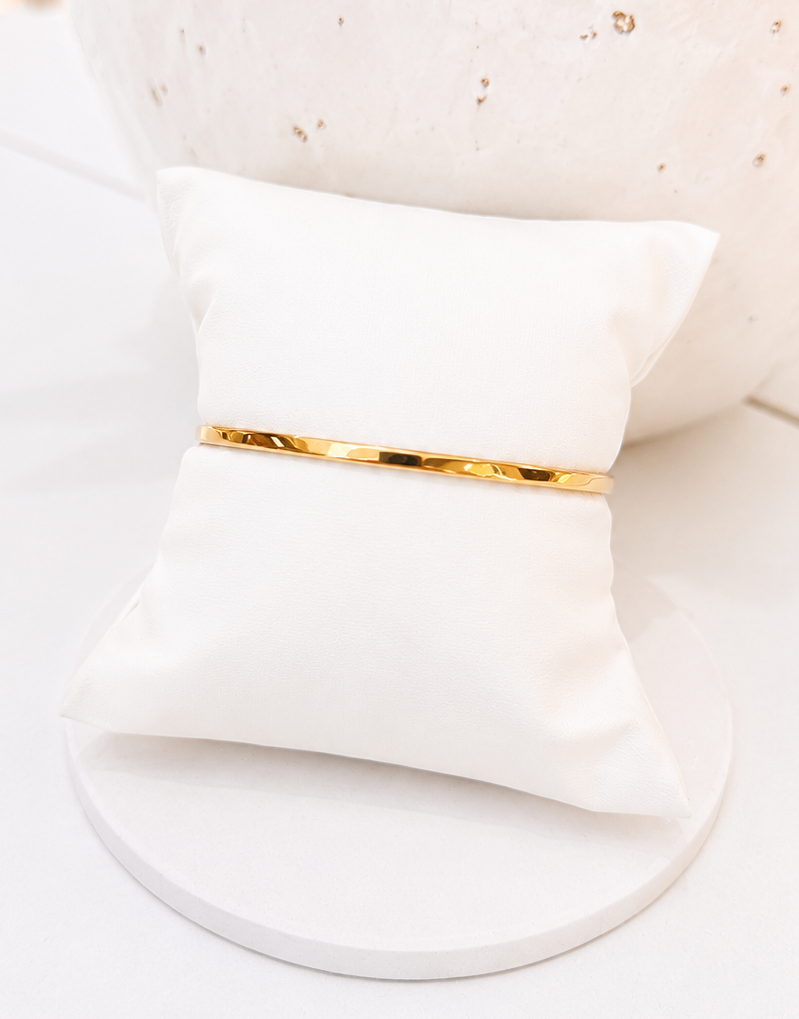 
                  
                    Close-up of the Serenelle Slim Polished Gold Bangle
                  
                