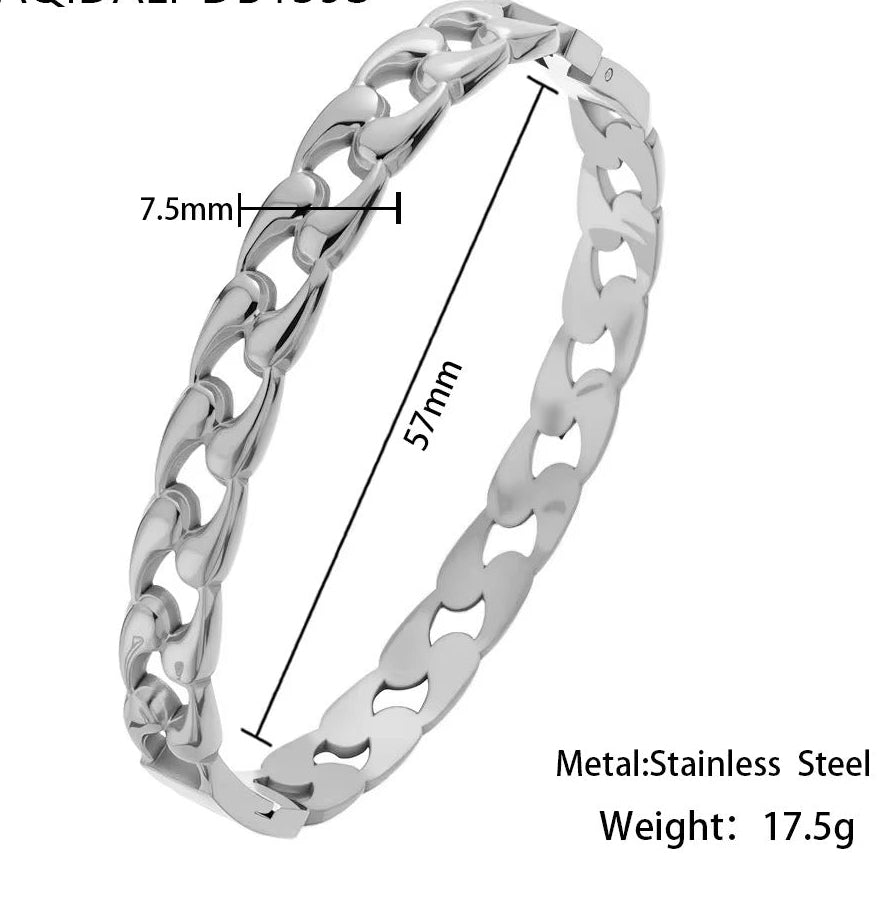 
                  
                    Close-up of the Harlow Silver Curb Link Bracelet
                  
                