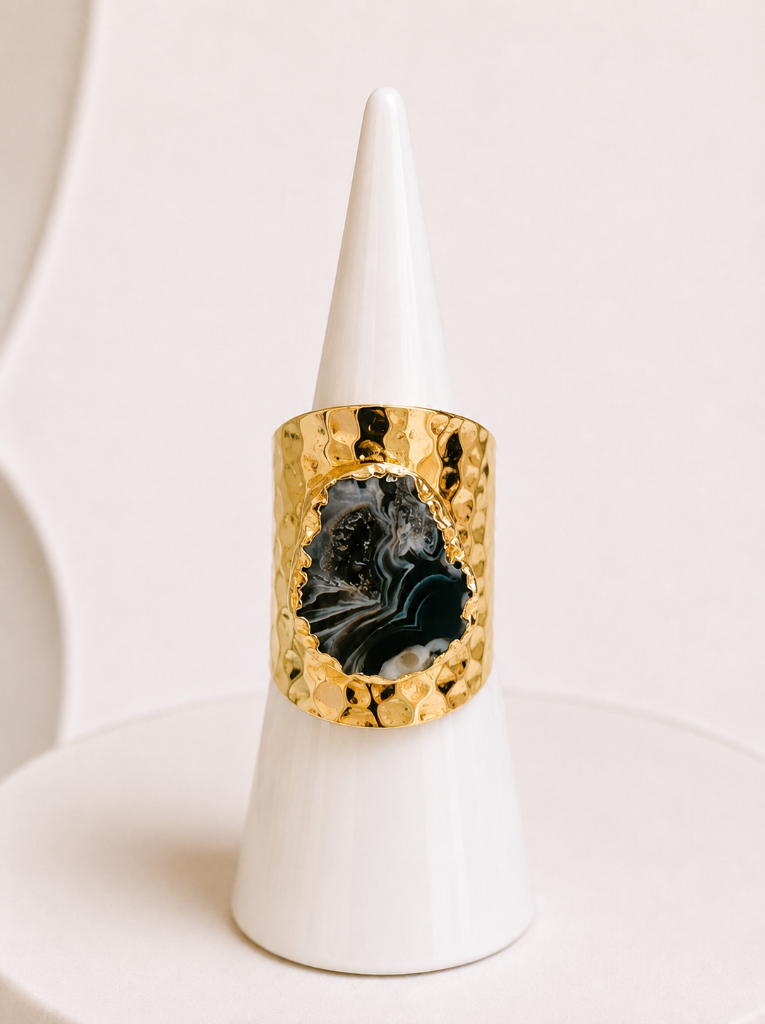 
                  
                    Elowyn Mini Grey Agate Geode Ring
                  
                