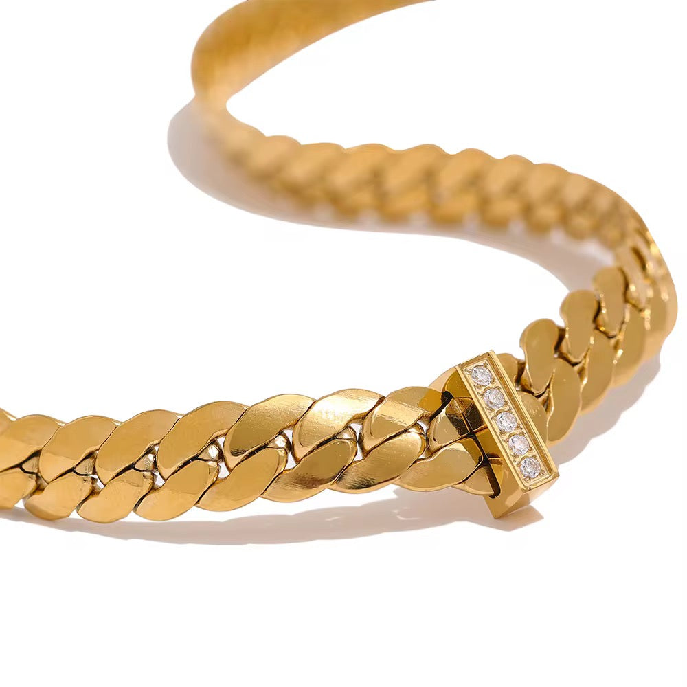 
                  
                    Valentina Crystal Curb Chain Necklace – Waterproof Gold-Plated Stainless Steel
                  
                