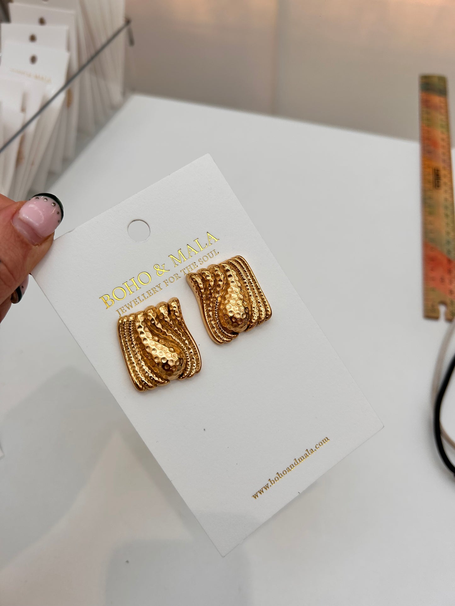 
                  
                    Zaria Hammered Gold Wave Stud Earrings – Boho & Mala jewellery
                  
                