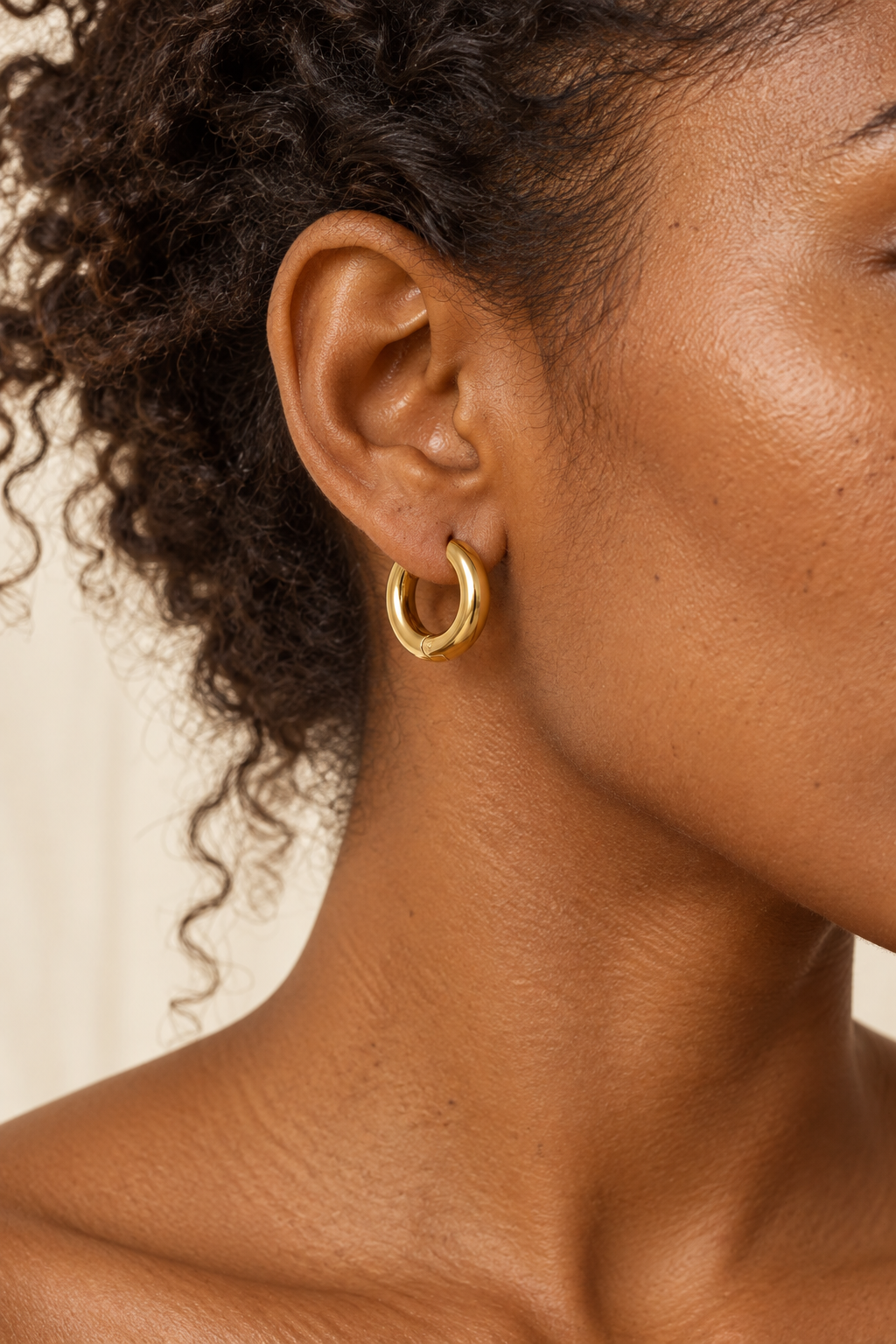 Model wearing Classic Waterproof Hoop Earrings – Gold 7mm
