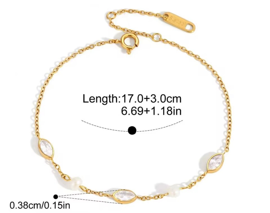 
                  
                    Elowen bracelet dimensions 17 cm plus 3 cm extender
                  
                